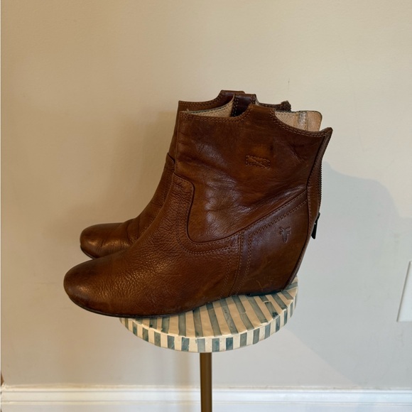 Frye Carson Tan Leather Hidden Wedge Ankle Booties Brown - Picture 2 of 6